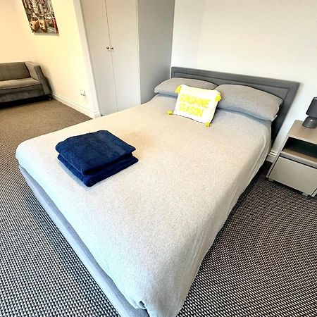 Stylish Modern, Private Apartment,15 Mins To Central London 헨던 외부 사진
