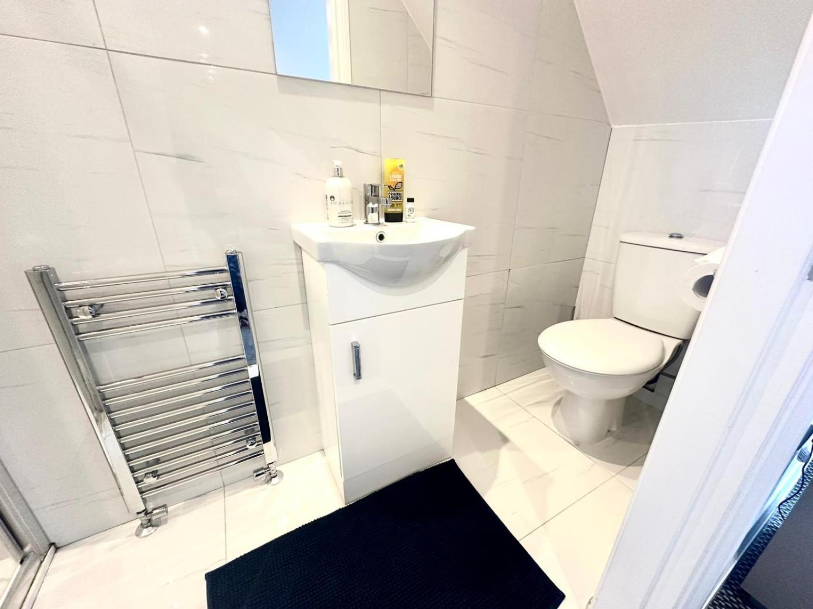 Stylish Modern, Private Apartment,15 Mins To Central London 헨던 외부 사진