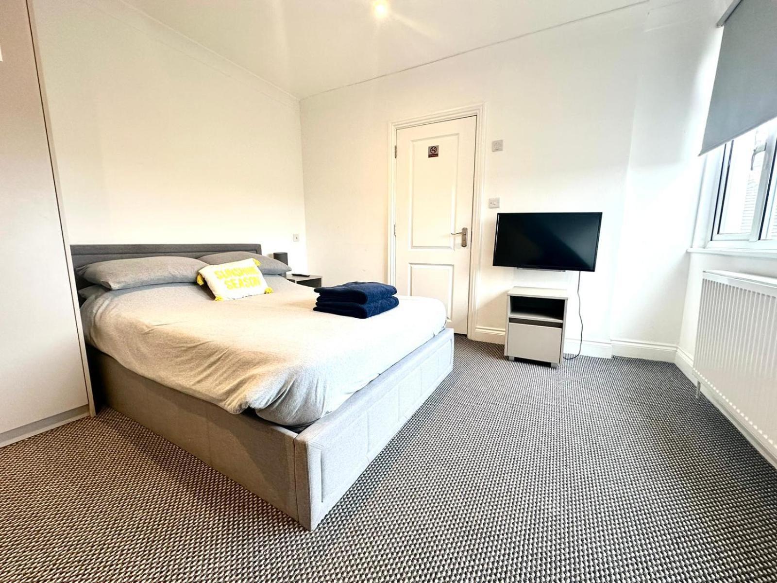 Stylish Modern, Private Apartment,15 Mins To Central London 헨던 외부 사진
