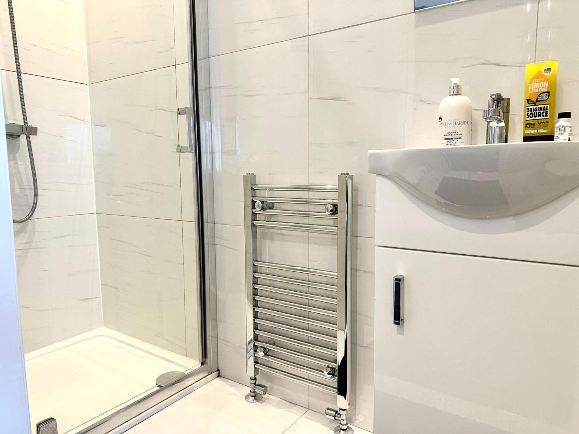 Stylish Modern, Private Apartment,15 Mins To Central London 헨던 외부 사진