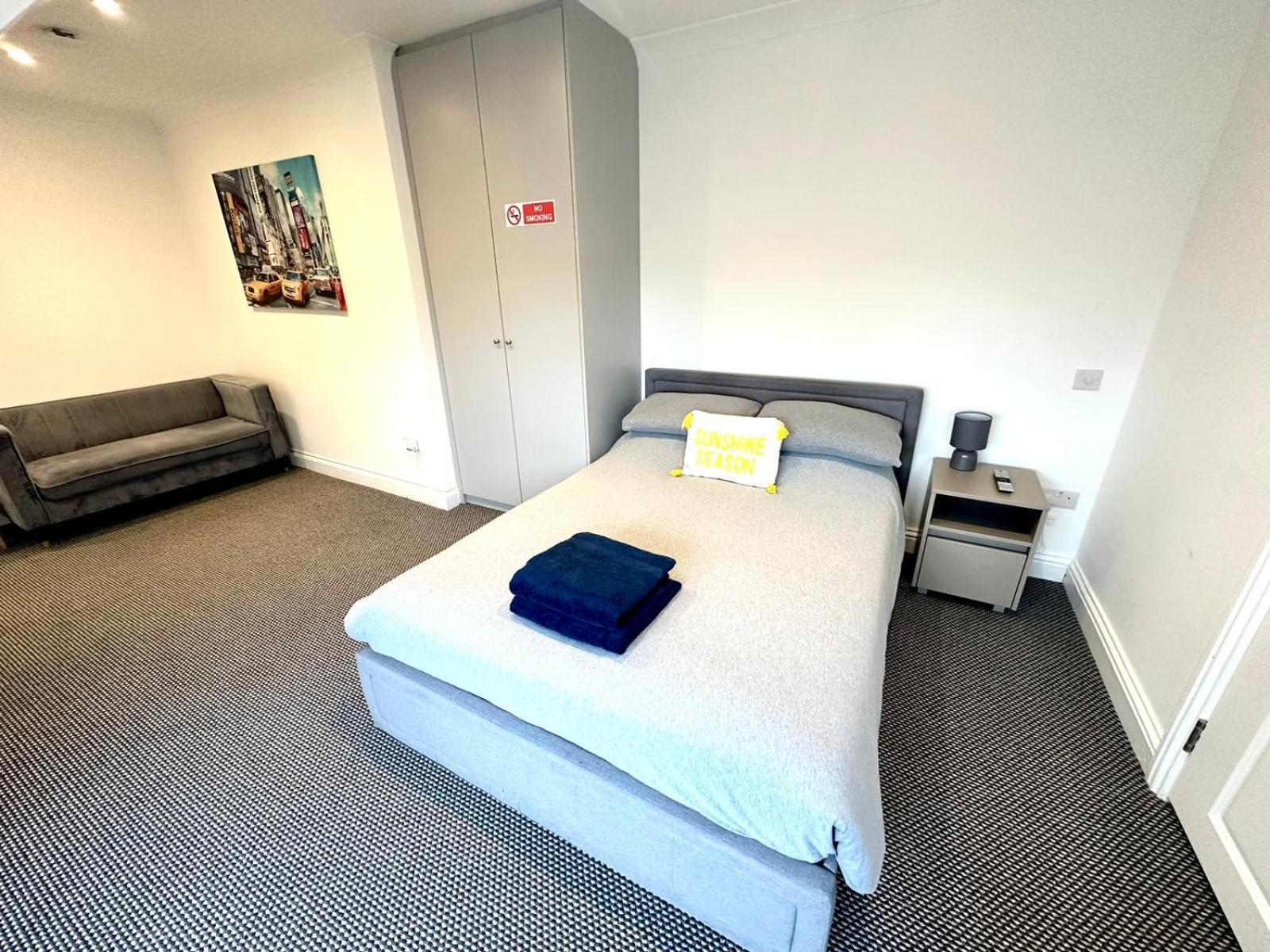 Stylish Modern, Private Apartment,15 Mins To Central London 헨던 외부 사진