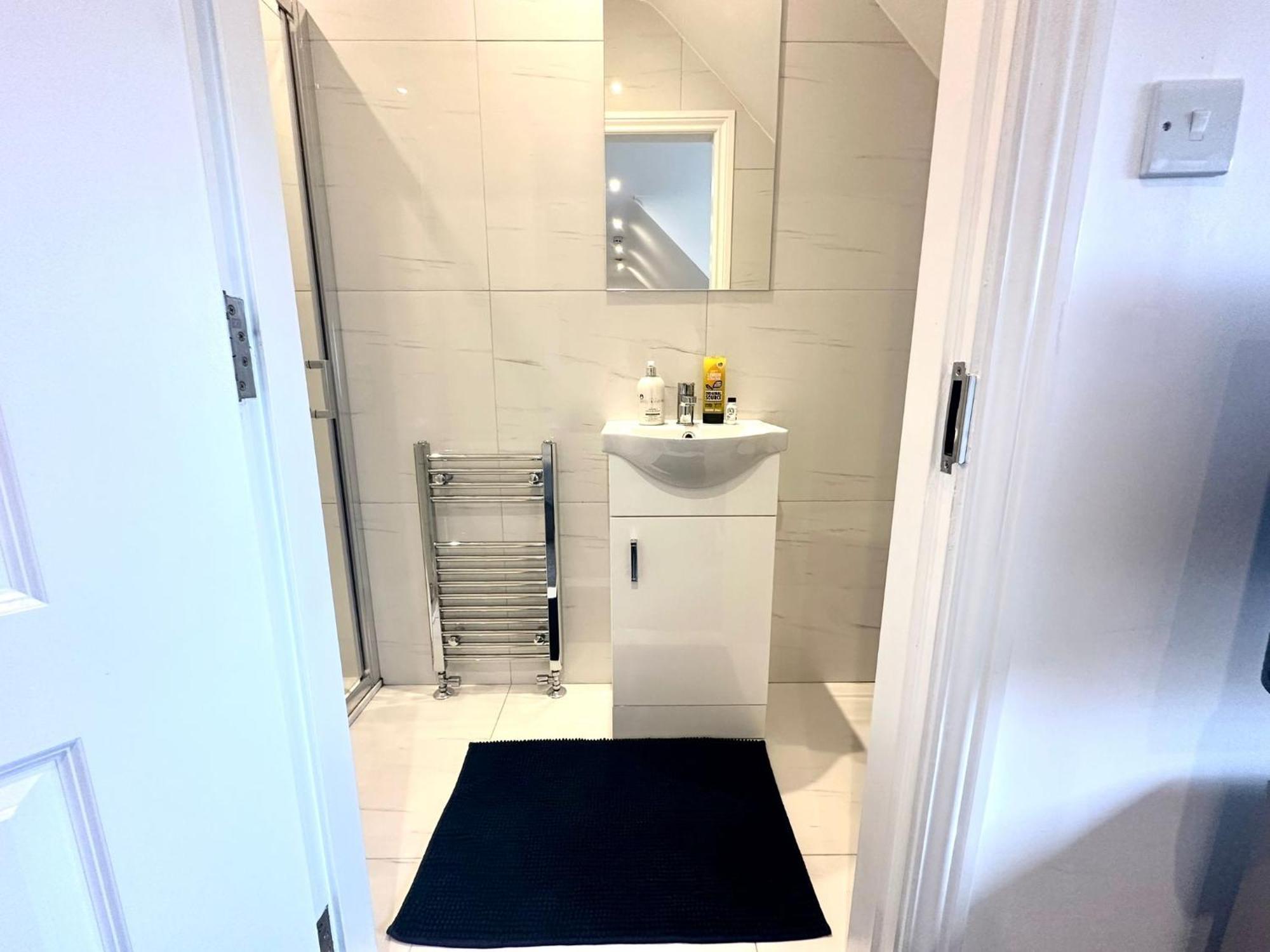 Stylish Modern, Private Apartment,15 Mins To Central London 헨던 외부 사진