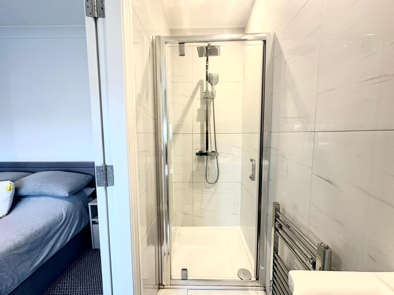 Stylish Modern, Private Apartment,15 Mins To Central London 헨던 외부 사진