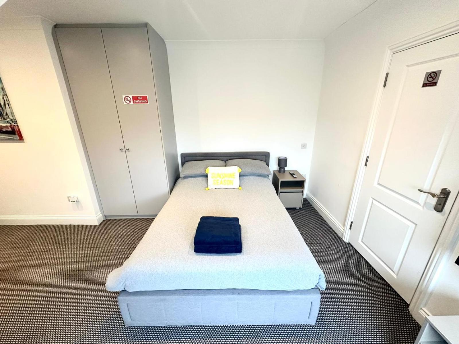Stylish Modern, Private Apartment,15 Mins To Central London 헨던 외부 사진