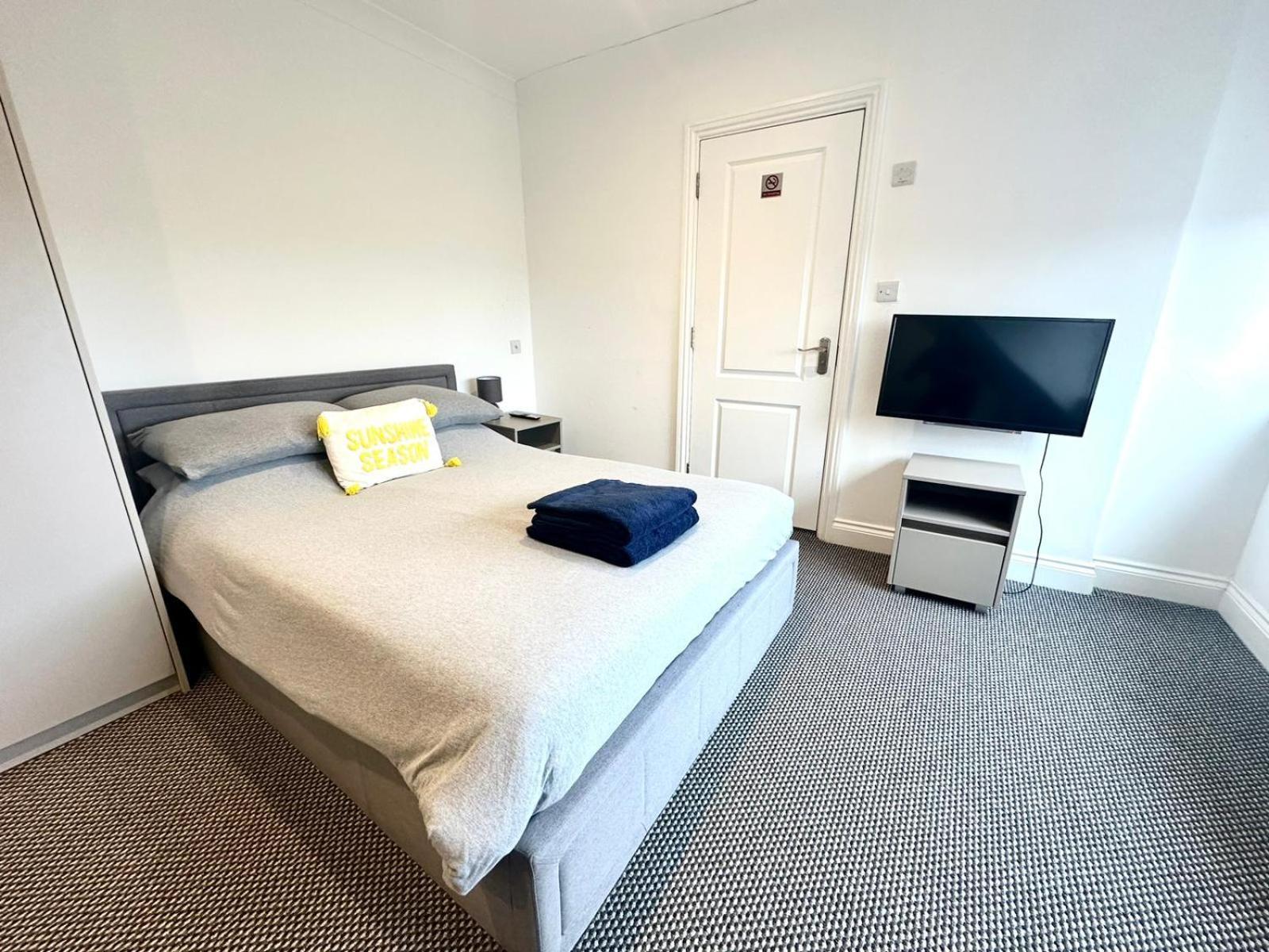Stylish Modern, Private Apartment,15 Mins To Central London 헨던 외부 사진