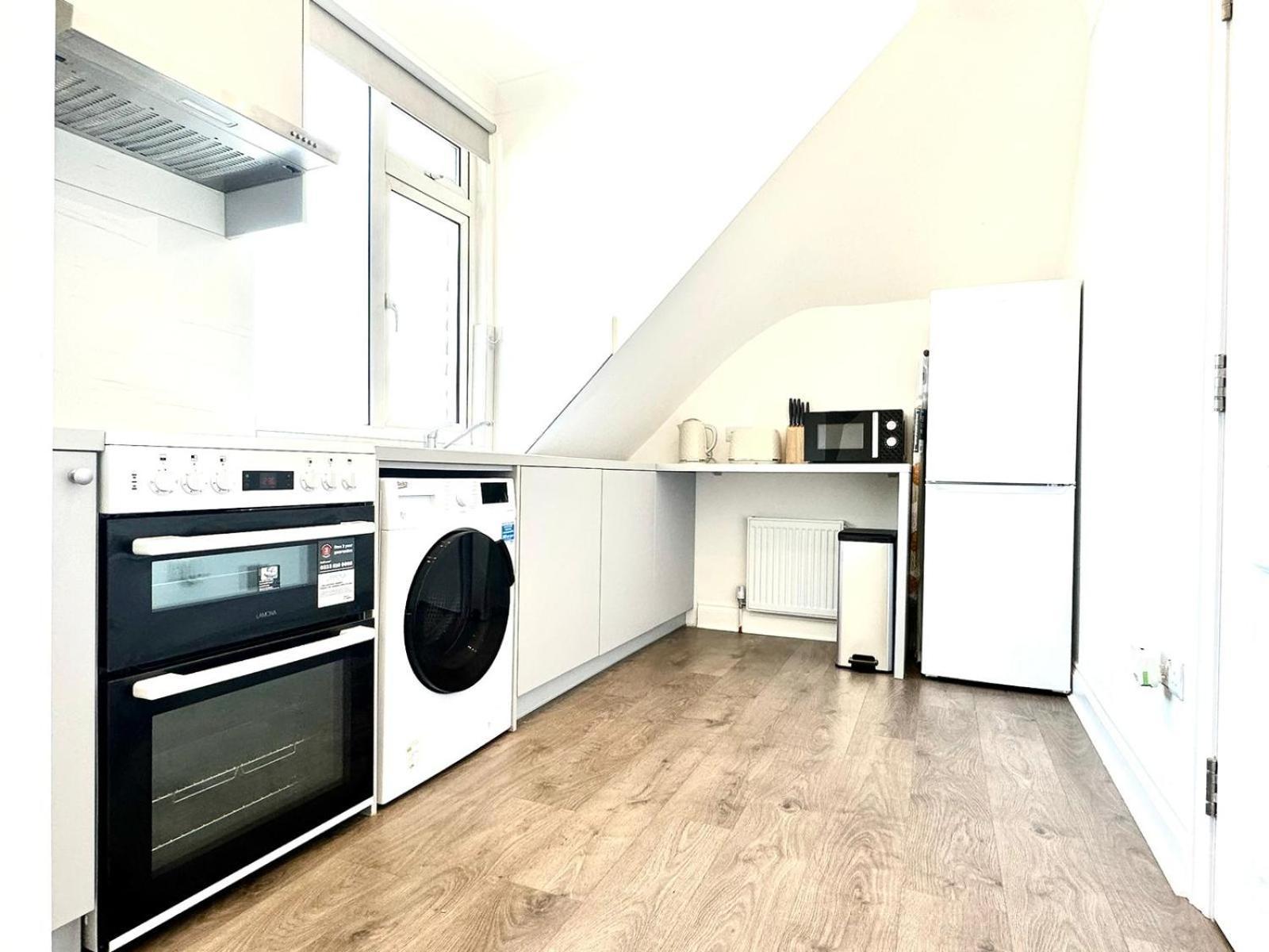 Stylish Modern, Private Apartment,15 Mins To Central London 헨던 외부 사진