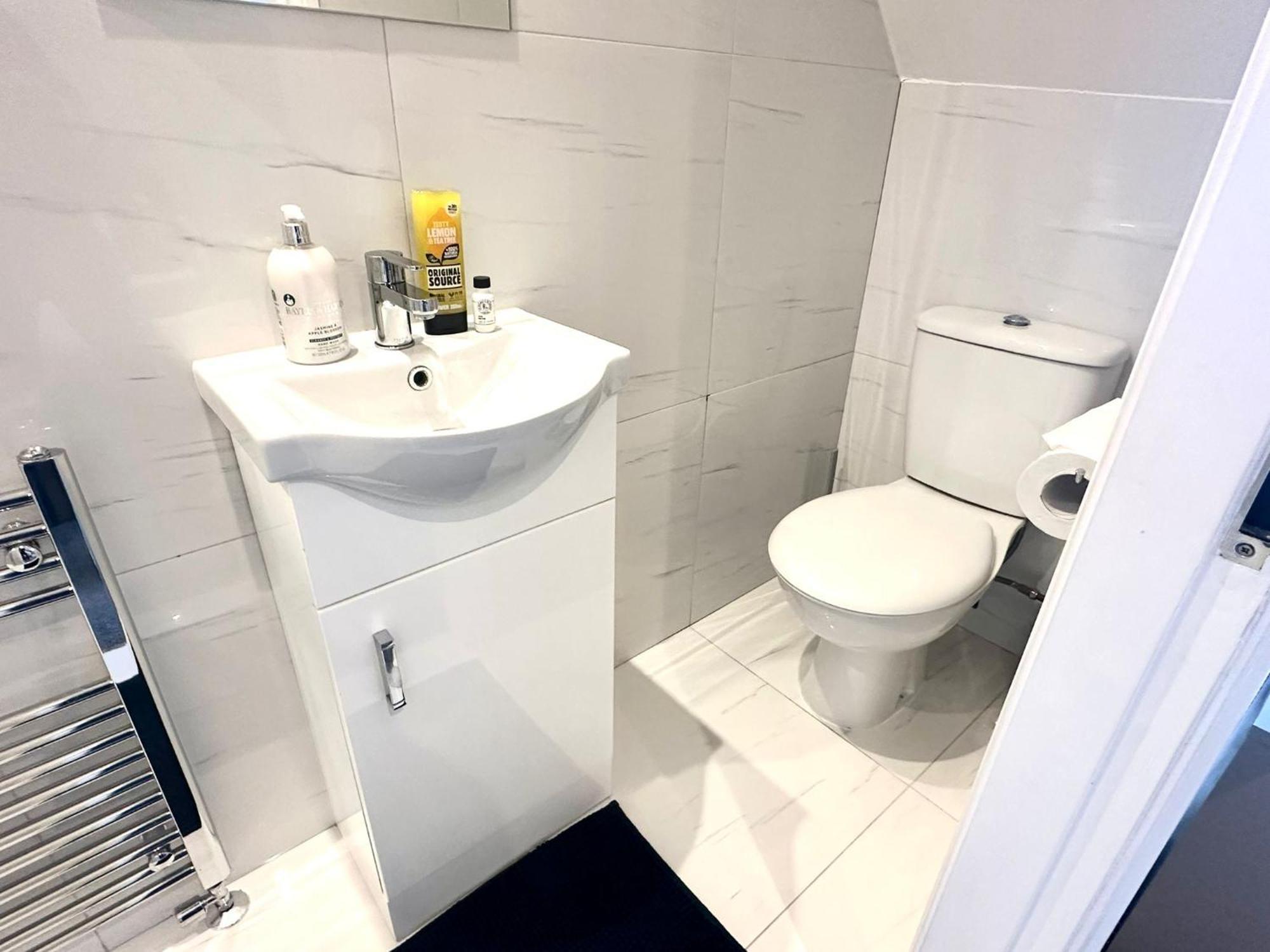 Stylish Modern, Private Apartment,15 Mins To Central London 헨던 외부 사진